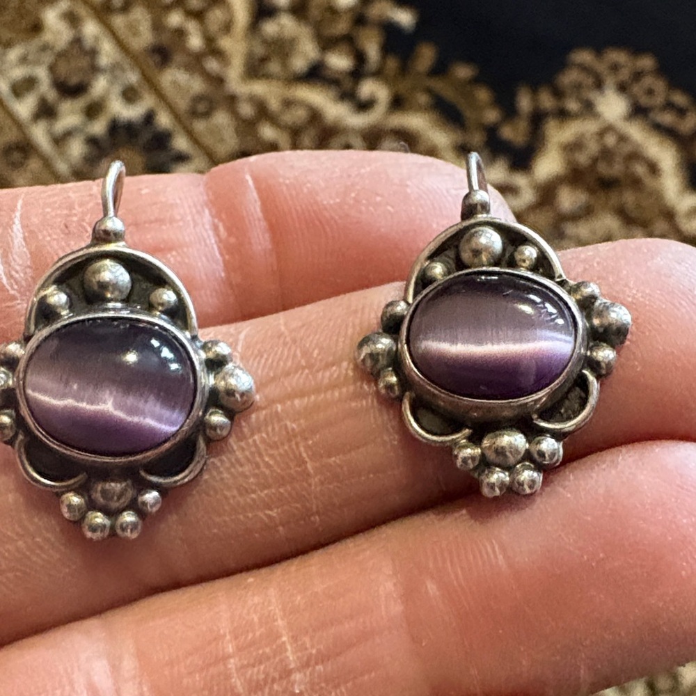 VINTAGE 90s ATI MEXICO .925 STERLING SILVER PURPLE TIGER'S EYE HOOK 1" EARRINGS - Picture 4 of 10